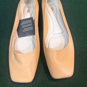 Franco Sarto Creme Flats. Never worn